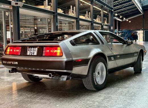 DeLorean DMC-12