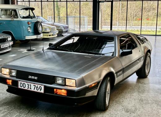 DeLorean DMC-12